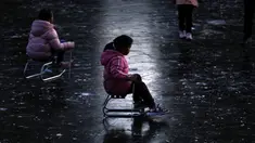 Anak-anak bermain ice skating di sungai yang membeku dekat pemukiman warga saat libur Tahun Baru di Beijing, China, 3 Januari 2022. (AP Photo/Andy Wong)