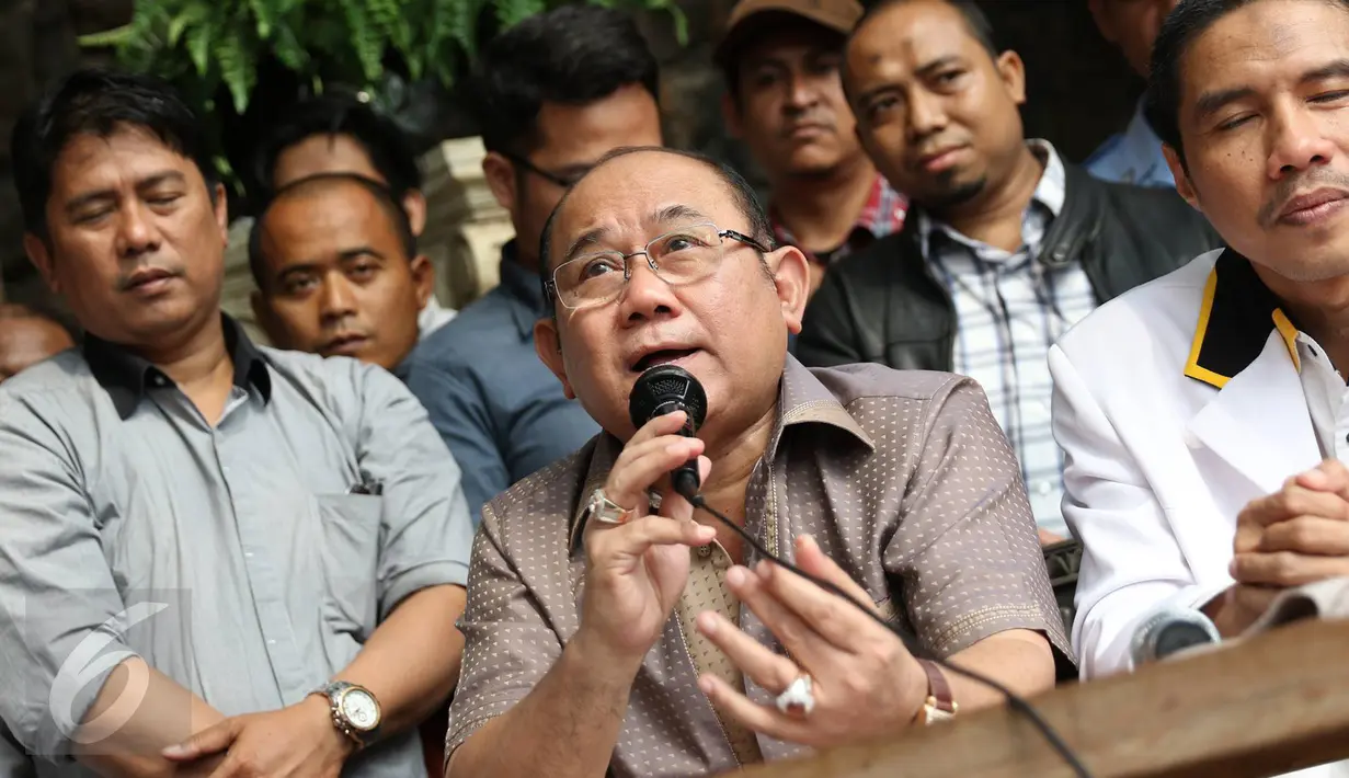 Ketua DPD Demokrat DKI Nachrowi Ramli memberi keterangan usai menggelar pertemuan bersama tujuh partai politik, Jakarta, Senin (8/8). Tujuh parpol sepakat membentuk 'Koalisi Kekeluargaan' untuk bertarung di Pilgub DKI 2017 (Liputan6.com/Immanuel Antonius)