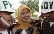 Jenguk Dhana, Dian bawakan pakaian dan alat mandi