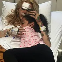 Kondisi mulai membaik, Sheila Marcia sudah diizinkan dokter meninggalkan rumah sakit. Akibat kecelakaan pada Sabtu, (6/5) ibu tiga orang anak itu harus menjalani perawatan karena banyak luka dibagian wajahnya. (Instagram/devi_nadia29)