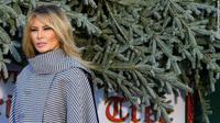 Ibu negara Melania Trump menerima kedatangan pohon natal di Gedung Putih AS. (AFP/ Nicholas Kamm)