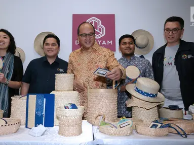 Ketua Kadin Indonesia, Roslan P Roslani (tengah) bersama Ketua Inasgoc, Erick Thohir (kedua kiri) saat melihat salah satu produk UMKM berlisensi Asian Games 2018 di Jakarta, Rabu (30/5). Beberapa produk diperkenalkan. (Liputan6.com/Helmi Fithriansyah)