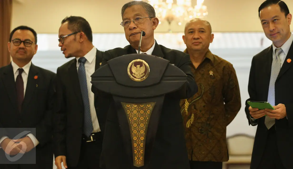 Menko Perekonomian Darmin Nasution memberikan keterangan pers terkait kebijakan ekonomi di Bandara Halim Perdanakusuma, Jakarta, Jumat (11/9). Darmin memerinci 134 peraturan dari berbagai kementerian yang telah disederhanakan. (Liputan6.com/Faizal Fanani)