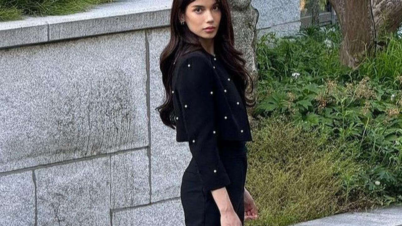Dalam rumah The Queen's dari serial QUEEN OF TEARS, Sabrina berdiri dengan penuh pesona dalam busana hitam, menyerupai gaya Hong Hae-In. Kecantikannya seolah memancarkan aura yang sama dengan para pebisnis dalam drama tersebut.<br>