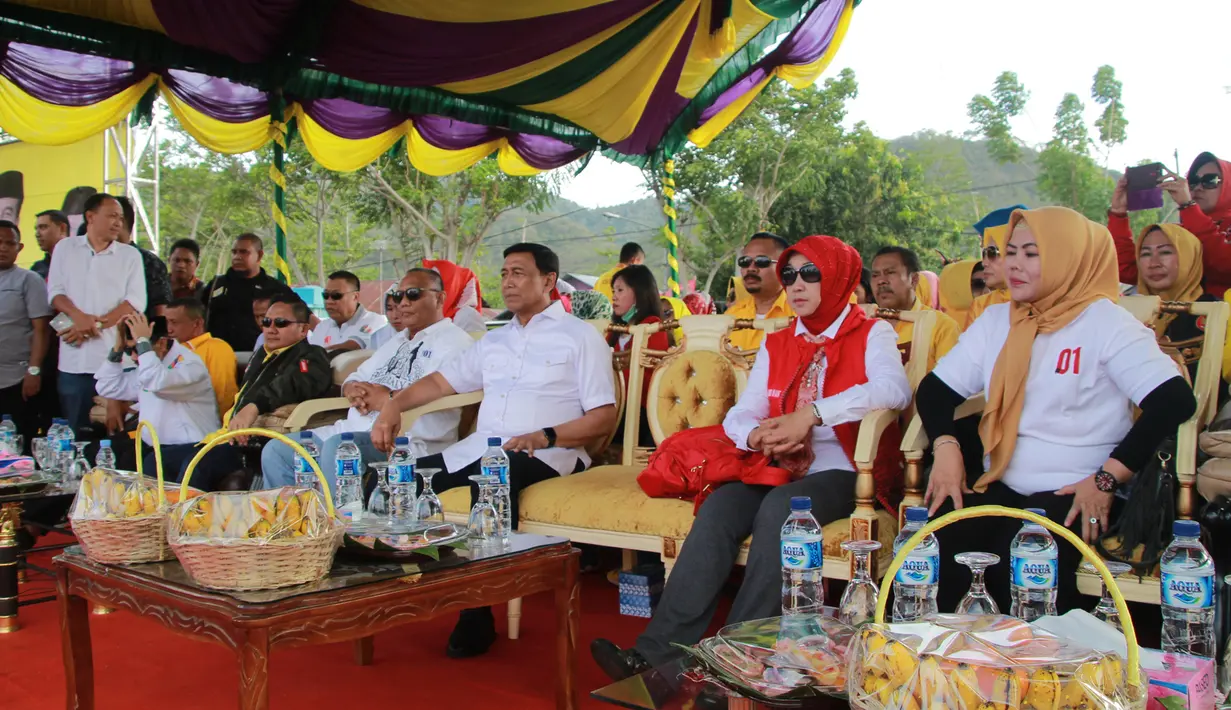 Politikus Partai Hanura Wiranto saat menghadiri kampanye capres dan cawapres nomor urut 01 Joko Widodo-Ma'ruf Amin di Lapangan Padebulo, Gorontalo, Selasa (2/4). Wiranto didampingi sang istri yang asli Gorontalo, Rugaiya Usman. (Liputan6.com/Arfandi Ibrahim)