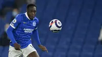 Striker Brighton and Hove Albion, Danny Welbeck menguasai bola saat menghadapi Newcastle United dalam laga lanjutan Liga Inggris 2020/2021 pekan ke-29 di Falmer Stadium, Brighton, Sabtu (20/3/2021). Brighton menang 3-0 atas Newcastle United. (AP/John Walton/Pool)