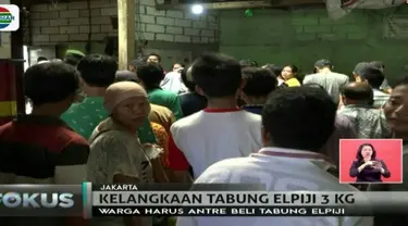 Kelangkaan tabung gas elpiji 3 kg membuat warga Tambora, Jakarta Barat harus mengantre panjang dan menunjukkan KTP setempat.