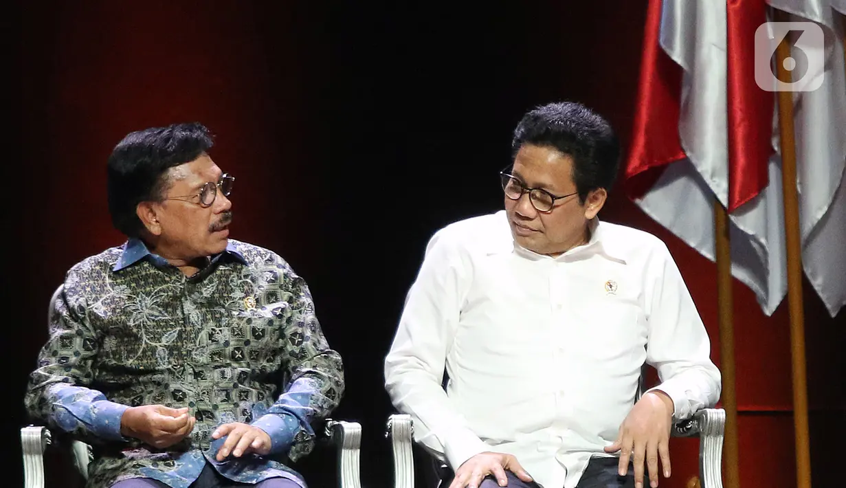 Menteri Desa Abdul Halim Iskandar berbincang dengan Menkominfo Johnny G Platesaat diskusi panel IV Rakornas Indonesia Maju antara Pemerintah Pusat dan Forum Koordinasi Pimpinan Daerah (Forkopimda) di Bogor, Rabu (13/11/2019). Panel IV membahas pembangunan Infrastuktur. (Liputan6.com/Herman Zakharia)