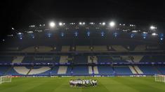 Para pemain dan pelatih Real Madrid melakukan briefing menjelang laga playoff Liga Champions 2024/2025 melawan Manchester City di Etihad Stadium, Manchester, Inggris, Selasa (11/02/2025) dini hari WIB. (AP Photo/PA/Martin Rickett)