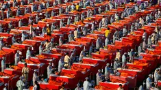 Peserta ikut ambil bagian untuk memecahkan rekor dunia Shirodhara massal, sebuah terapi Ayurveda dengan perlahan-lahan menuangkan minyak meditasi di dahi, di Ahmadabad, India, 24 Desember 2016. Terapi ini melibatkan 1.111 peserta. (REUTERS/Amit Dave)