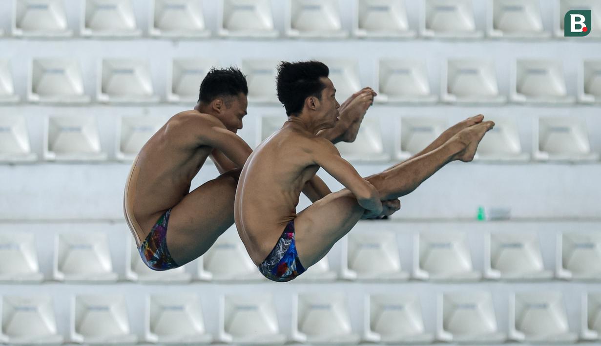 Pasangan atlet loncat indah, Andriyan (kanan) dan Adityo Restu Putra beraksi pada nomor menara synchro putra Kejurnas Akuatik 2026 di Stadion Akuatik Gelora Bung Karno, Senayan, Jakarta, Selasa (05/05/2026). (Bola.com/Bagaskara Lazuardi)