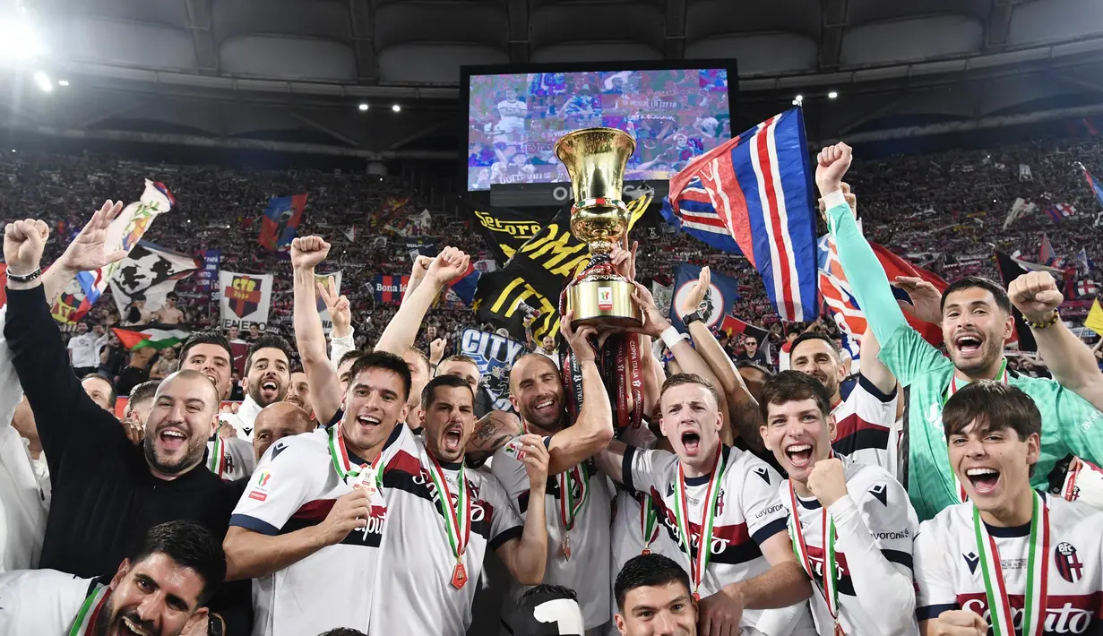 Menang 1-0 atas AC Milan mengantar Bologna merengkuh gelar juara Piala Italia (Coppa Italia) musim 2024/2025. Dan, ini menjadi gelar pertama bagi Bologna sejak 51 tahun silam. (Isabella BONOTTO/AFP)