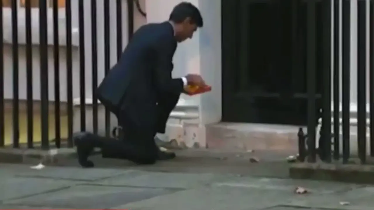 Vdeo yang menunjukkan Sunak menyalakan lilin di depan Downing Street kembali beredar, saat itu ia lakukan menjelang festival Diwali pada 12 November 2020