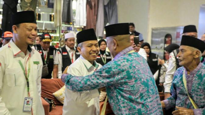 Dirjen PHU Nizar Ali melepas keberangkatan jemaah haji kloter BPN 15, di Makkah, Jumat (06/09). (foto: Bahauddin/MCH2019)