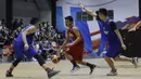 Pemain Timnas Basket Indonesia, Andakara Prastawa, berusaha melewati pemain Satria Muda saat laga uji coba di BSD, Tangerang, Jumat (21/7/2017). Timnas Basket menang 87-52 atas Satria Muda. (Bola.com/M Iqbal Ichsan)