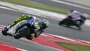 Valentino Rossi berhasil finis kelima, sedangkan Jorge Lorenzo gagal finis karena terjatuh dalam balapan MotoGP San Marino di Sirkuit Misano, Minggu (13/9/2015). (Reuters/Max Rossi)