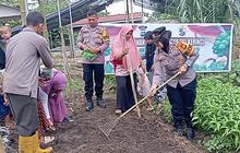 Program Asta Cita, Polisi Tanam Sayur Sambil Ingatkan Warga Hati-Hati Sikapi Isu Sensitif Selama Pilkada