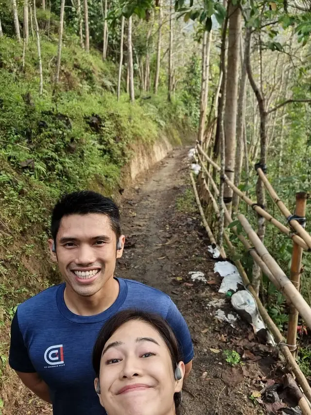 6 Momen Seru Liburan Dian Sastro Bersama Suami, Sepedaan Bareng di Magelang