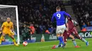 Striker Leicester City, Jamie Vardy (tengah) menembak untuk mencetak gol ketiga ke gawang Aston Villa pada lanjutan Liga Inggris di King Power Stadium, Selasa (10/3/2020) dinihari WIB. Jamie Vardy sumbang dua gol saat Leicester City menang 4-0 atas Aston Villa. (Paul ELLIS / AFP)