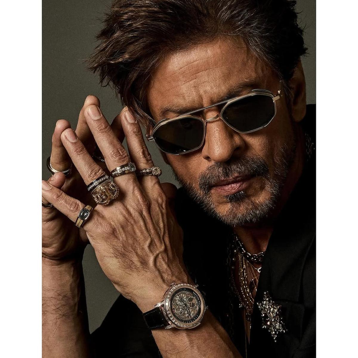 Potret Shah Rukh Khan Menggunakan Jam Tangan Patek Philippe Grand Complication di Met Gala 2025 (©instagram: sabyasachiofficial)