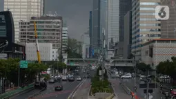 Mendung menggantung diatas kawasan Thamrin, Jakarta, Kamis (18/2/2021). Badan Meteorologi, Klimatologi, dan Geofisika (BMKG) memprediksi hujan disertai angin akan terjadi lusa mendatang dan meminta para pengguna jalan harus berhati-hati saat berkendara. (merdeka.com/Imam Buhori)