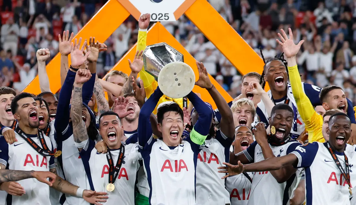 Musim lalu Son sukses memimpin Tottenham meraih trofi pertamanya dalam 17 tahun dengan kemenangan atas Manchester United di final Liga Europa. (Photo by Thomas COEX / AFP)