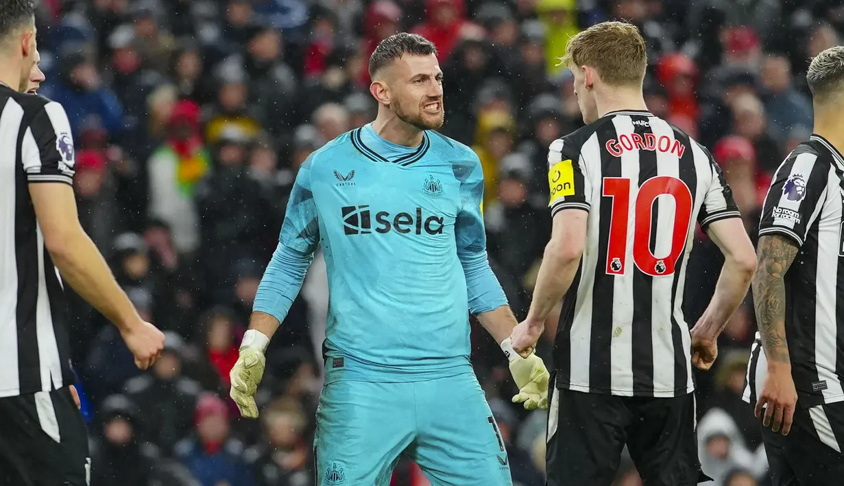 Kiper Newcastle United, Martin Dubravka (tengah) melakukan selebrasi setelah berhasil menggagalkan tendangan penalti dari pemain Liverpool, Mohamed Salah pada laga lanjutan Liga Inggris 2023/2024 di Anfield, Liverpool, Inggris, Selasa (02/01/2024) dini hari WIB. (AP Photo/Jon Super)