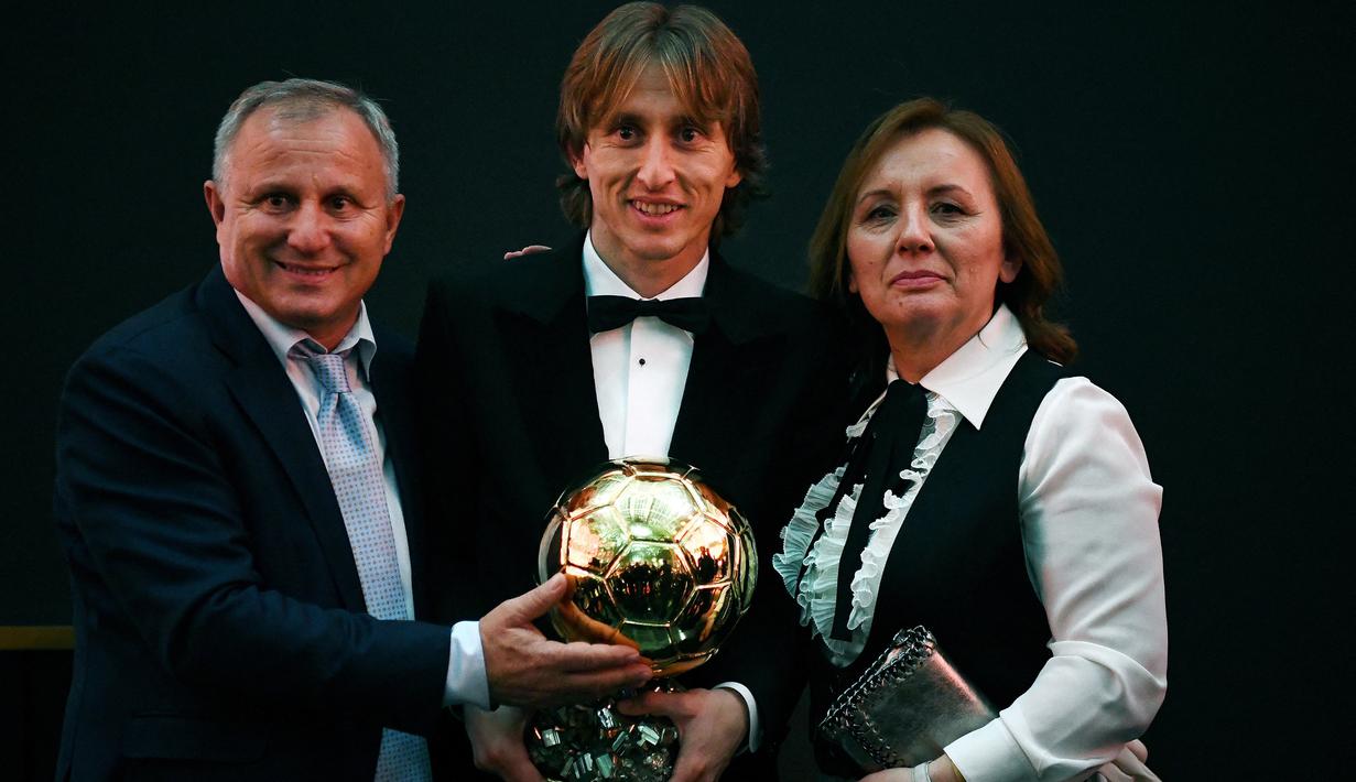 Luka Modric. Gelandang tengah Kroasia berusia 37 tahun ini hingga kini telah 11 musim memperkuat Real Madrid sejak awal musim 2012/2013. Ia menjadi pemain Real Madrid ke-7 yang meraih gelar Ballon d'Or, yaitu pada tahun 2018. (AFP/Franck Fife)