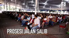 Sejumlah jemaat menangis saat menyaksikan prosesi jalan salib di Gereja Katedral.