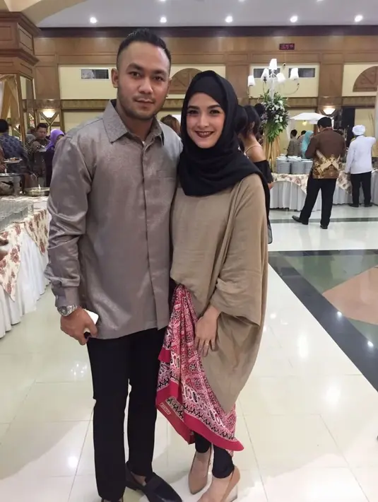 Seperti di foto ini, terlihat Andhara sedang berada di pesta pernikahan. Tampak cantik dengan balutan hijab hitam dengan baju gamis berwarna cokelat.  (Instagram/andharaearly)