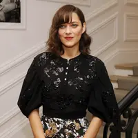 Muncul berita menghebohkan perceraian Angelina Jolie dan Brad Pitt beberapa waktu lalu, kini muncul alasan baru Jolie gugat Cerai Pitt, yaitu hadirnya Marion Cotillard sebagai orang ke-3 di kehidupan pasangan sensasional ini. (AFP/Bintang.com)