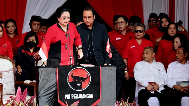Ketua Umum DPP PDI Perjuangan (PDIP) Megawati Soekarnoputri didampingi putranya yang juga Ketua DPP DPIP bidang Ekonomi Kreatif Prananda Prabowo.