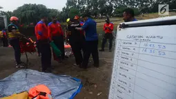 Suku Dinas Penanggulangan Kebakaran dan Penyelamatan menggelar lomba ketangkasan water rescue di Kanal Banjir Timur, Jakarta, Kamis (3/5). Perlombaan tersebut diikuti petugas pemadam kebakaran sewilayah Jakarta Timur. (Merdeka.com/Imam Buhori)