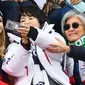 Ivanka Trump (kiri) berswafoto bersama istri Presiden Korea Selatan Kim Jung-sook (tengah) dan Menlu Korea Selatan Kang Kyung-wha (kanan) saat menghadiri Olimpiade Musim Dingin Pyeongchang 2018, Korea Selatan, Sabtu (24/2). (FRANCK FIFE/AFP)