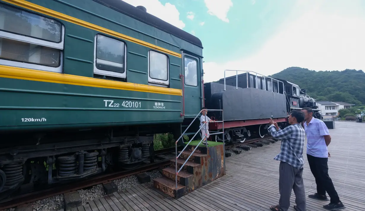 Wisatawan mengunjungi tempat wisata bertema kereta api di Desa Xinjian di Ganlan, Distrik Dinghai,  China (3/8/2020). Statistik menunjukkan bahwa desa-desa di Distrik Dinghai mendapatkan 1,73 juta kunjungan wisatawan pada 2019, menghasilkan pendapatan pariwisata 2,431 miliar yuan. (Xinhua/Xu Yu)
