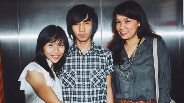 Bak Seumuran, Ini 6 Potret Cherly Eks Cherrybelle dan Ibunda yang Awet Muda