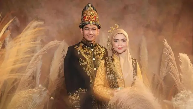 8 Gaya Ria Ricis dalam Pemotretan Prewedding Terbaru, Kental Nuansa Adat Aceh