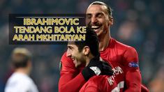 Video striker Manchester United, Zlatan Ibrahimovic, menendang bola ke arah Henrikh Mkhitaryan untuk mengganggu.