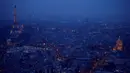 Lansekap kota Paris saat sore hari dari atap gedung pencakar langit "The Tour Montparnasse" memperlihatkan Menara Eiffel, Senin (8/1). Pemandangan bangunan klasik yang bersejarah pun menjadi panorama kota yang sangat menarik. (CHRISTOPHE SIMON/AFP)