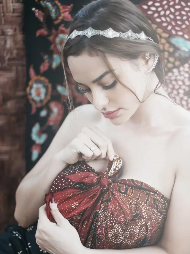 6 Pesona Nora Alexandra Berbalut Kain Batik Ini Jadi Sorotan