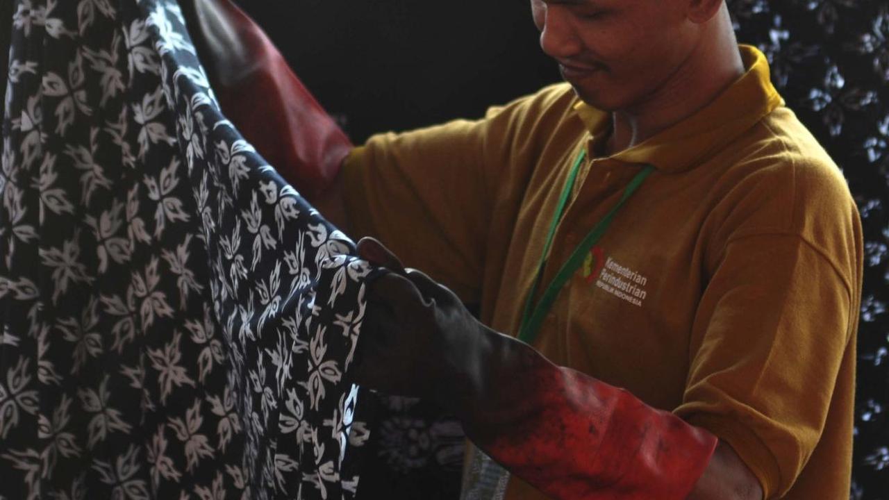 Sejumlah warga binaan mengikuti pelatihan pembuatan batik di Lembaga Pemasyarakatan (Lapas) Kelas 1 Cipinang, Jakarta, Kamis (5/9/2024). Kain batik tulis dan batik cap karya warga binaan yang sedang menjalani masa tahanan ini nantinya dipamerkan dalam per