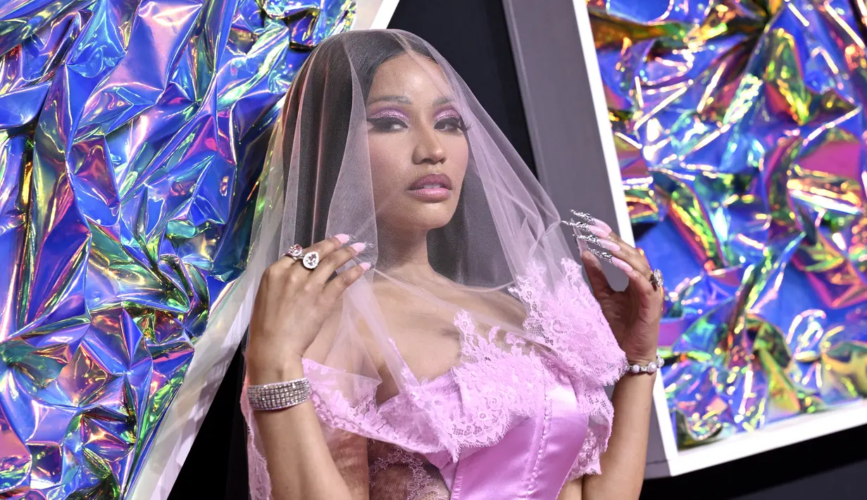 Penampilannya dilengkapi dengan see-through veil dengan lace trim. (Photo by Evan Agostini/Invision/AP)
