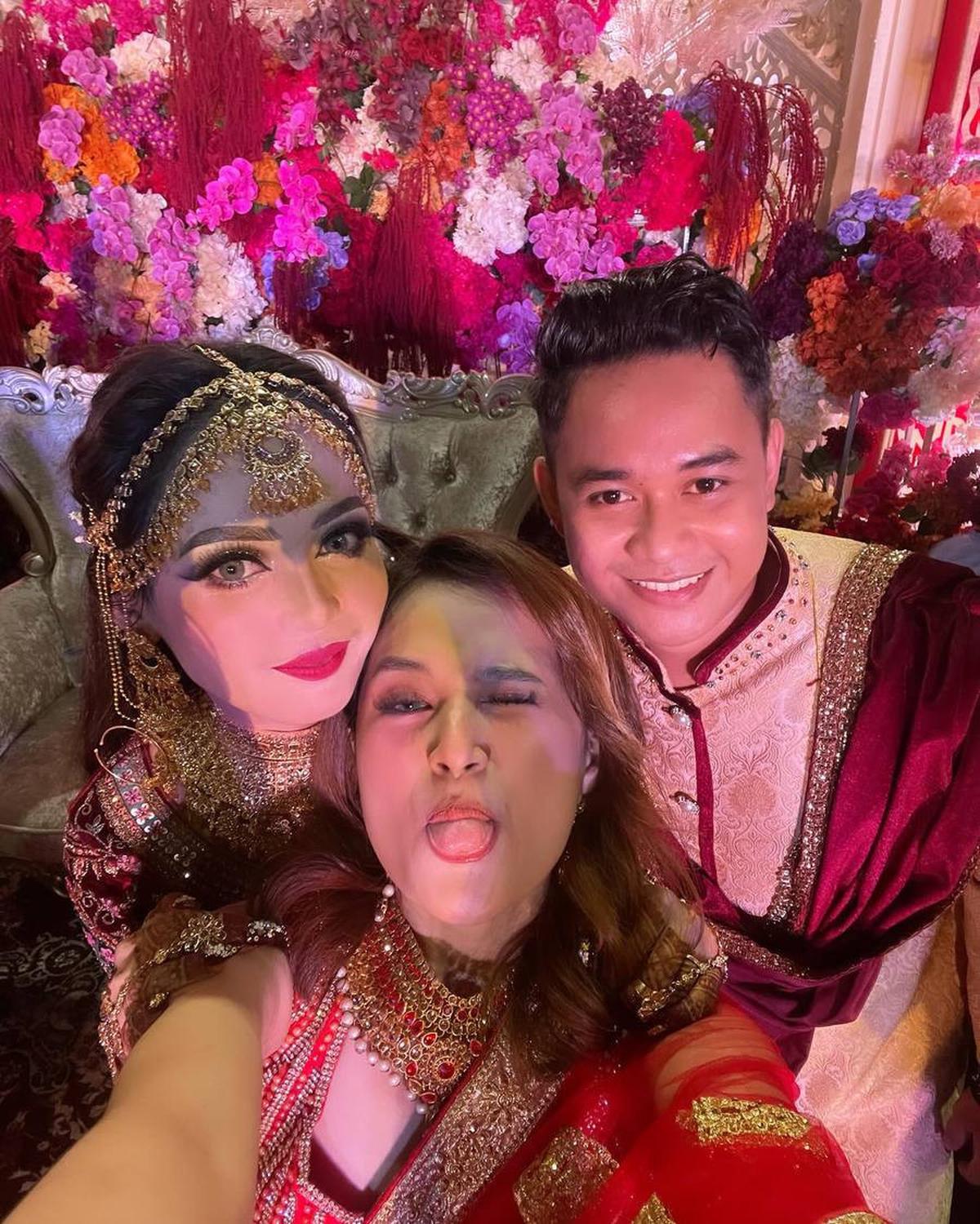 Tamu Undangan Kompak Tampil Dengan Kostum Bollywood