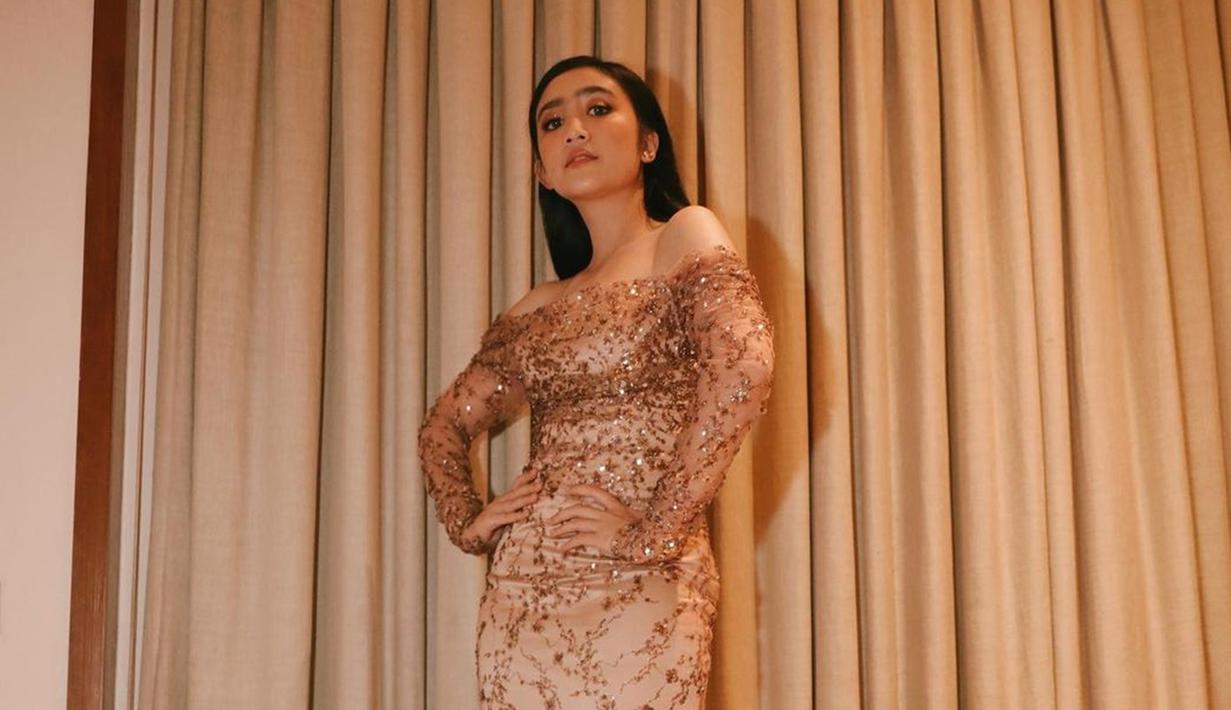Penampilannya tak pernah gagal, ini adalah potret Febby Rastanty di pernikahan Vidi Aldiano dan Sheila Dara. Pakai dress brokat off shoulder dengan rambut lurus yang digerai, Febby Rastanty tampil mangling. Wajahnya dipoles dengan makeup flawless, namun dengan glitter eyeshadow atau eyeshadow bling bling, tentunya sangat cocok dengan busana yang dikenakan Febby. (Liputan6.com/IG/@febbyrastanty)