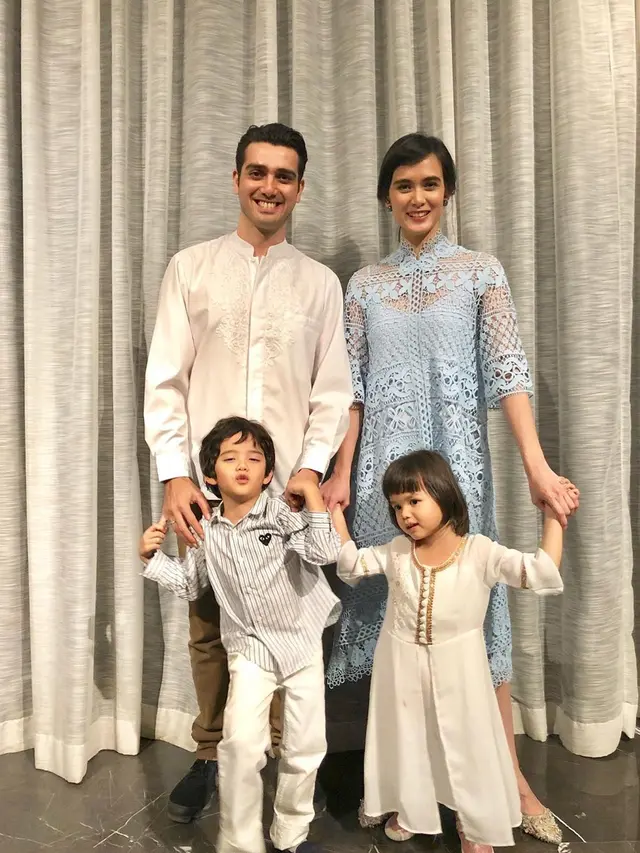 Potret harmonis keluarga Fachri Albar dan Renata Kusmanto