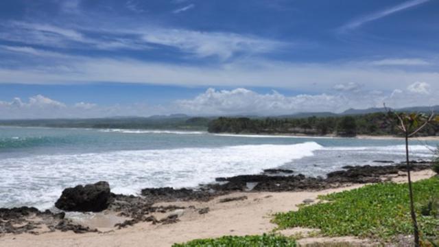 Terdapat puluhan objek wisata yang tersebar di sepanjang jalur Pantai Selatan Pulau Jawa.