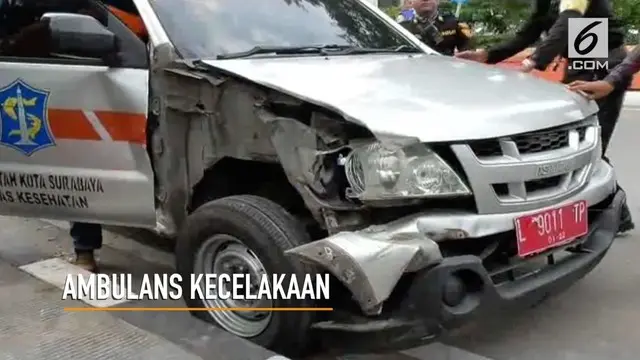 Mengaku mengantuk, sopir ambulans menabrak mobil lain hingga terjadi kecelakaan. Kejadian ini membuat arus lalu lintas macet.