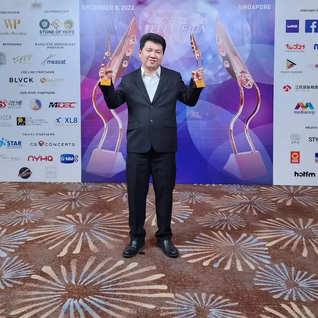 Hendy Lim selaku Director of Content Business Indonesia Entertainment Group (IEG), mewakili grup EMTEK menerima sejumlah penghargaan di ajang Asian Television Awards 2022.