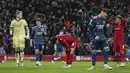 Liverpool baru memperoleh peluang bersih menjelang laga berakhir. Sepakan Takumi Minamino (tengah) dari jarak dekat masih melambung di atas mistar usai menyambar bola rebound yang gagal dibuang sempurna oleh Aaron Ramsdale. (AP/Jon Super)