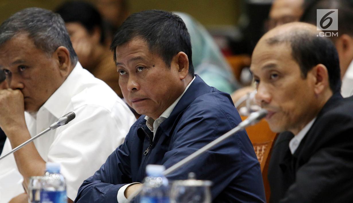 Menteri ESDM, Ignasius Jonan (tengah) didampingi Wakil Menteri ESDM, Arcandra Tahar (kanan) saat rapat kerja dengan Komisi VII di Gedung Parlemen, Senayan, Jakarta, Rabu (28/8/2019). Komisi VII DPR RI memanggil Menteri ESDM untuk membahas asumsi makro sektor ESDM. (Liputan6.com/Johan Tallo)